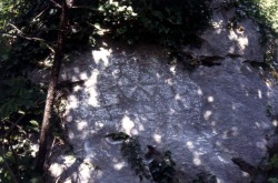 Stijena na Polivlu na kojoj su urezana tri križa i rozeta