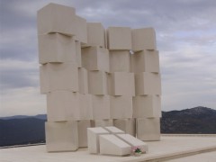 Spomenik palim braniteljima koji podiže Dubrovačka županija